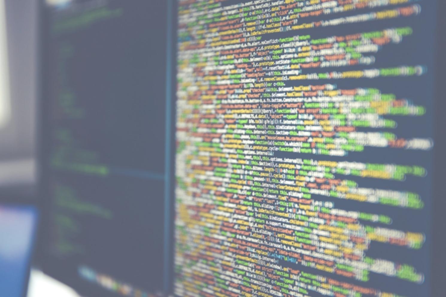 Moderne Programmierumgebung mit mehreren Bildschirmen